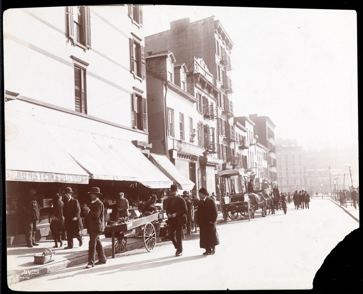 Veduta di venditori ambulanti di frutta, New York, 1898 da Byron Company