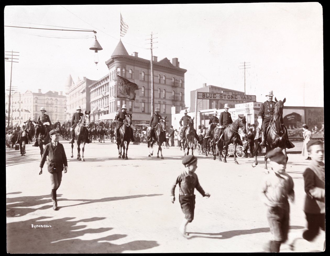 Veduta della parata della polizia di Brooklyn, 1897 da Byron Company