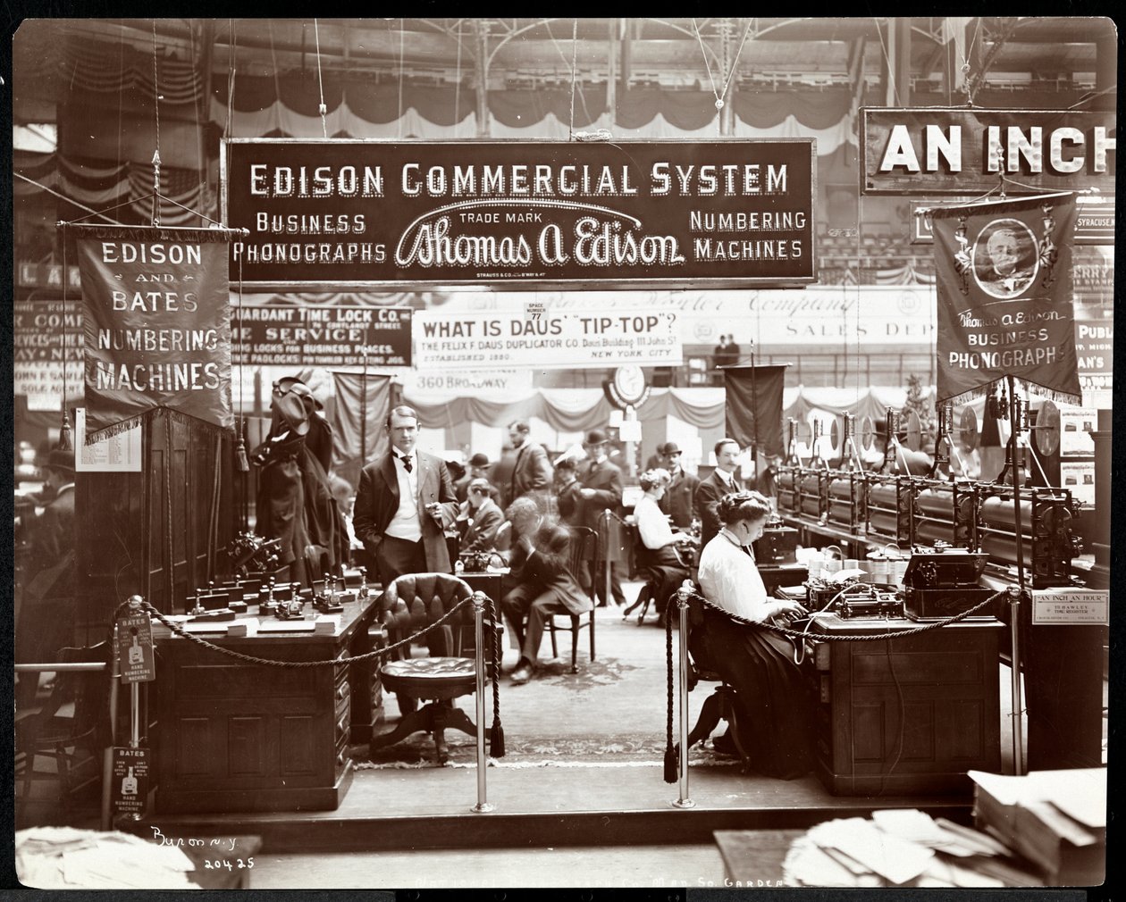 Vista dello stand della Edison Co. di attrezzature per ufficio a una fiera al Madison Square Garden, New York, 1906 da Byron Company