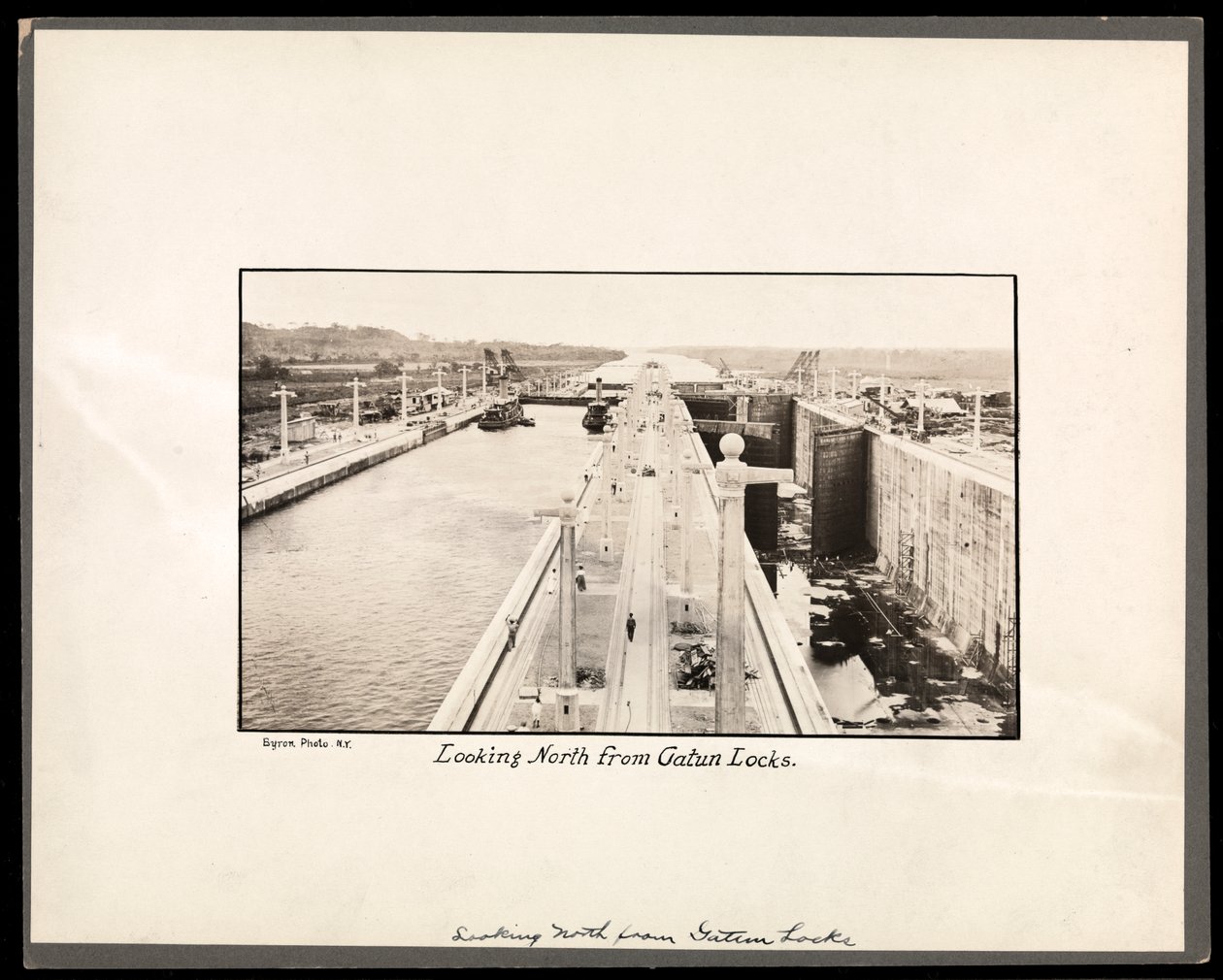 Veduta delle chiuse di Gatun del Canale di Panama, durante la costruzione, 1912 o 1913 da Byron Company