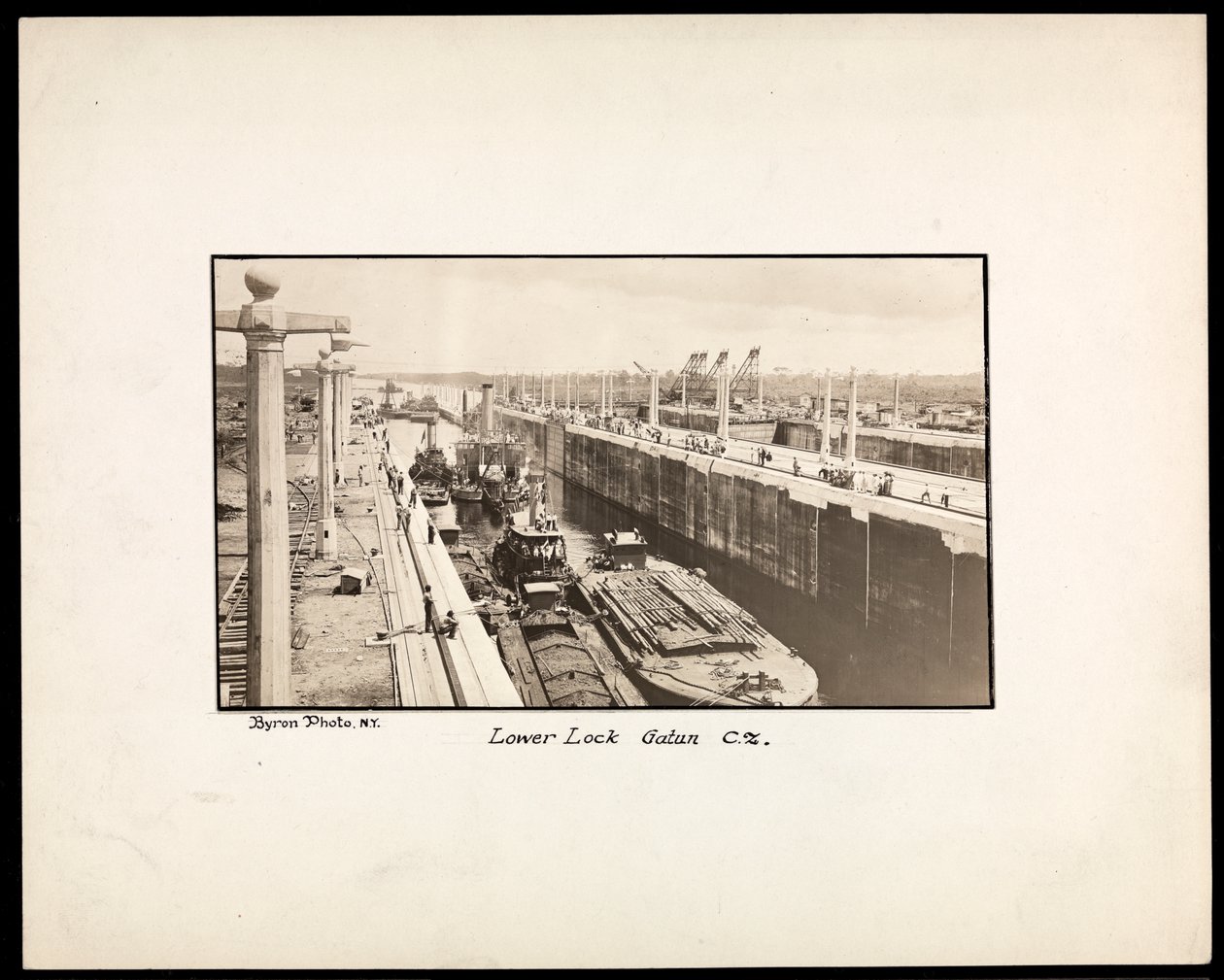 Vista delle chiuse di Gatun sul Canale di Panama, durante la costruzione da Byron Company