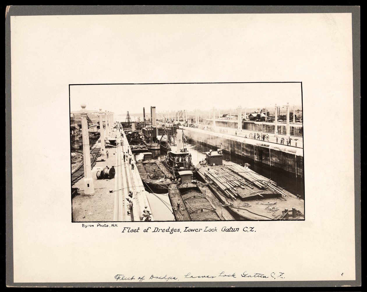 Vista delle chiuse di Gatun sul Canale di Panama, durante la costruzione, 1912 o 1913 da Byron Company