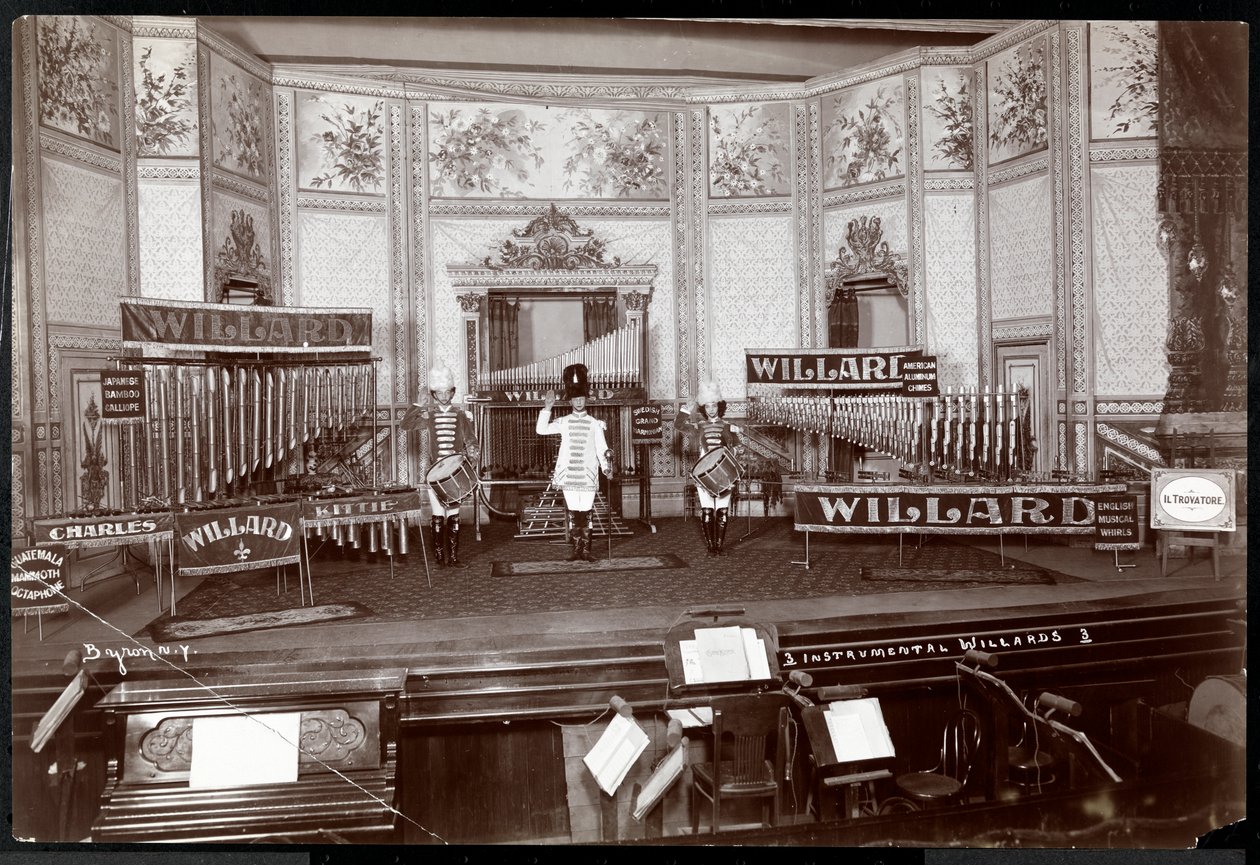 Veduta degli Strumentali Willards, in costume su un palco elaborato pieno di strumenti musicali unici, New York, 1907 da Byron Company