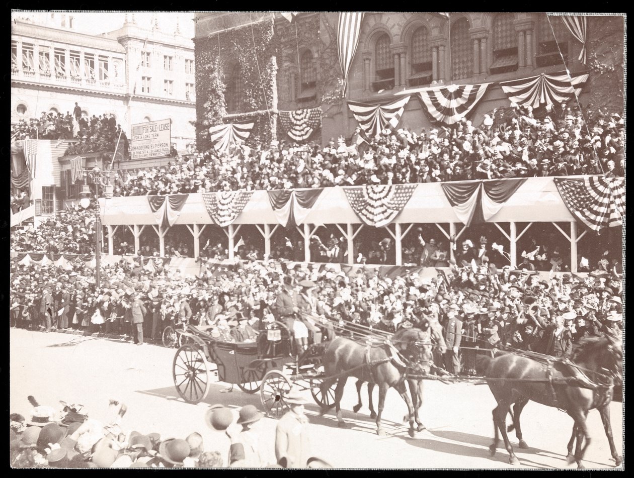 Vista della folla e di una carrozza trainata da cavalli nella parata di Dewey sulla Fifth Avenue, New York, 1899 da Byron Company