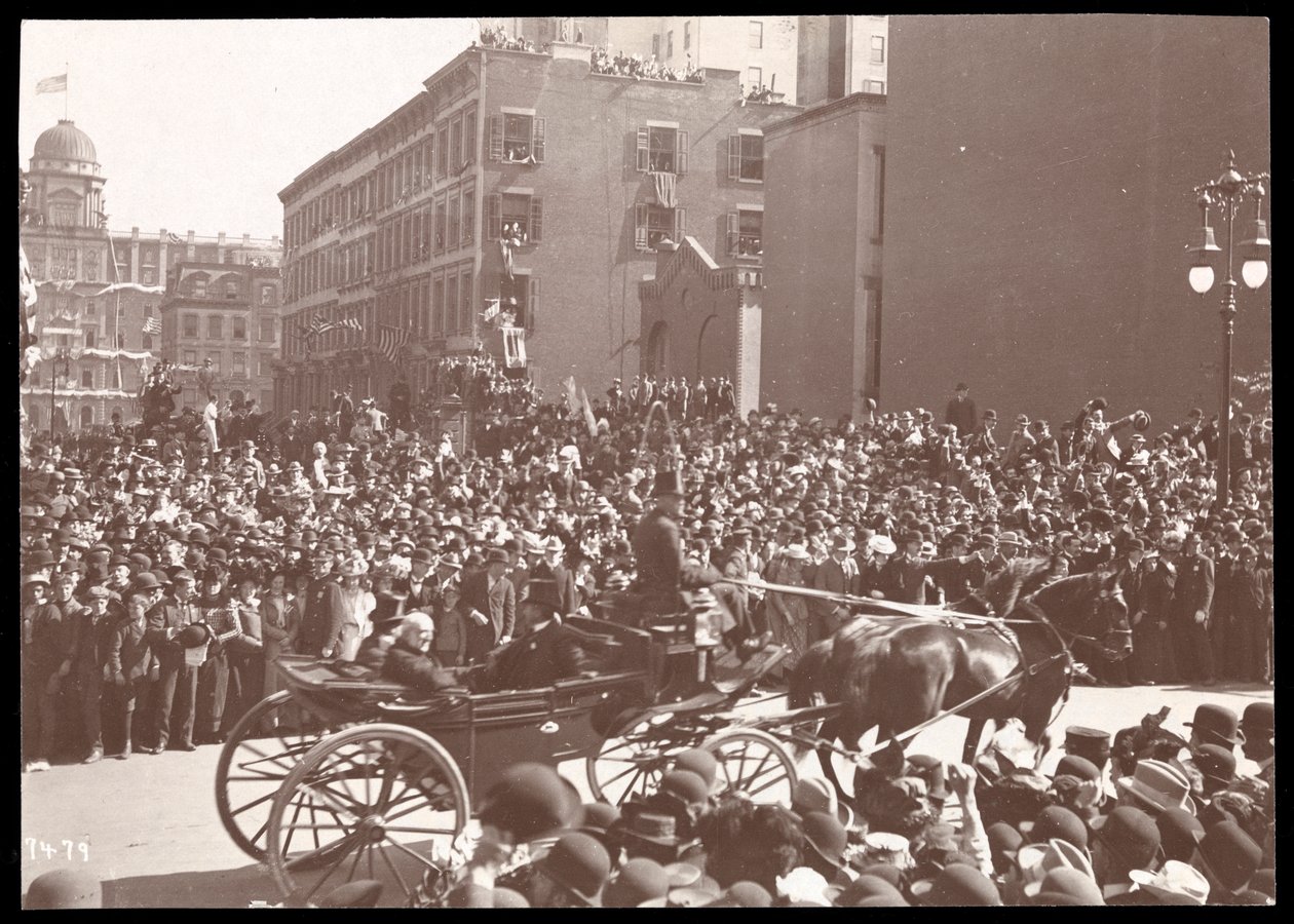 Vista della Folla e di una Carrozza Trainata da Cavalli nella Parata di Dewey sulla Quinta Strada, New York, 1899 da Byron Company