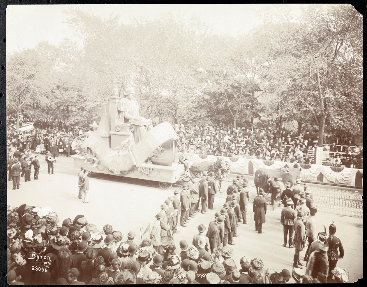 Vista della folla e di un carro trainato da cavalli alla parata della Hudson Fulton Celebration, New York, settembre 1909 da Byron Company