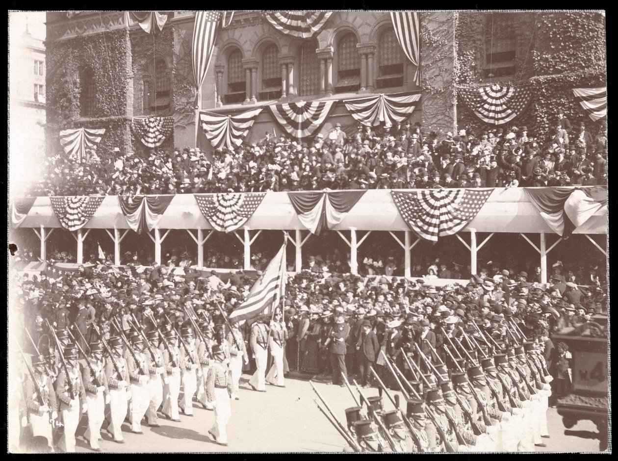 Veduta della folla e di un gruppo militare in marcia nella parata di Dewey sulla Fifth Avenue, New York, 1899 da Byron Company