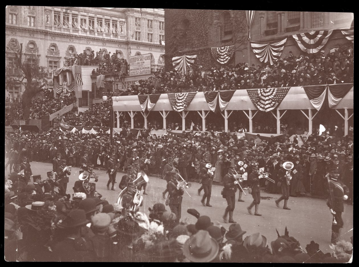 Vista della folla e di un gruppo militare in marcia nella Dewey Parade sulla Fifth Avenue, New York, 1899 da Byron Company