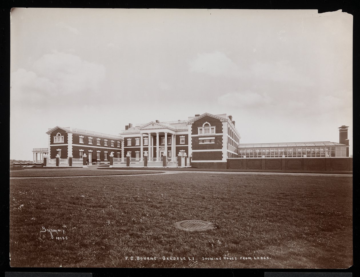 Vista della casa principale dal lodge, nella tenuta di F.G. Bourne a Oakdale, Long Island, New York, 1900 da Byron Company