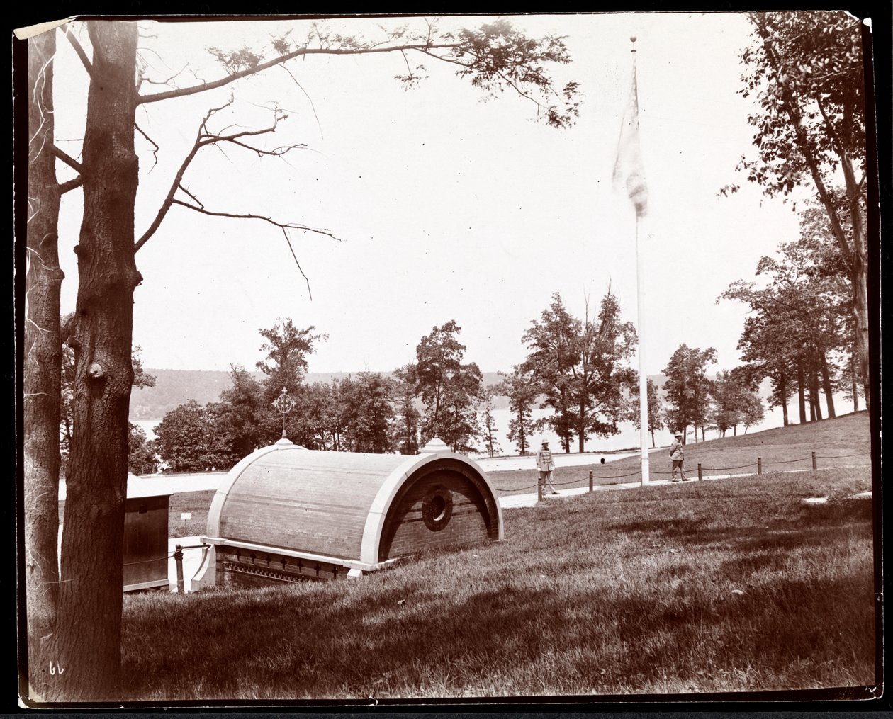 Vista della tomba originale di Grant nel Riverside Park, verso il fiume Hudson, New York, c.1893 da Byron Company
