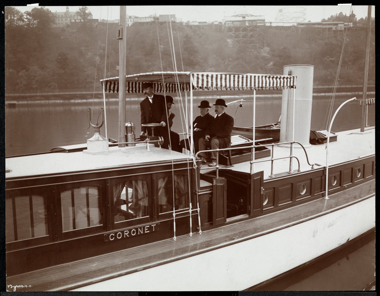 Vista dello yacht Coronet del New York Yacht, Launch und Engine Co. sul fiume Harlem, New York, 1905 da Byron Company