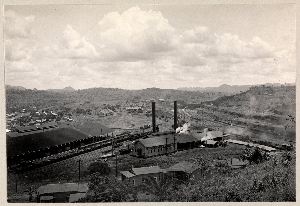 Veduta del deposito ferroviario e degli edifici industriali vicino alla costruzione del Canale di Panama da Byron Company