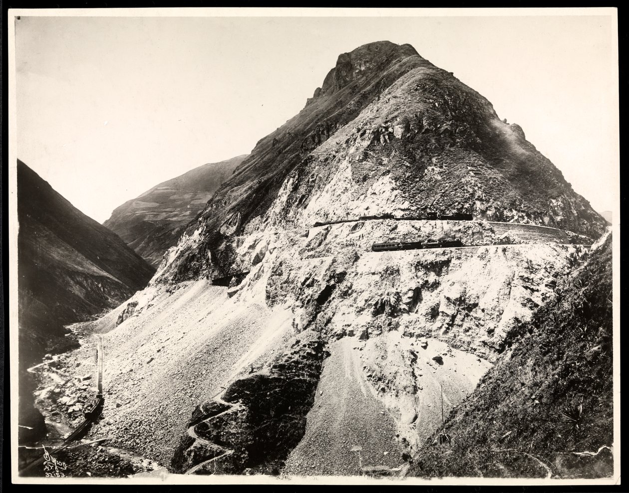 Vista di due treni ferroviari su binari lungo una montagna, presumibilmente sul o vicino al Canale di Panama, 1912 o 1913 da Byron Company