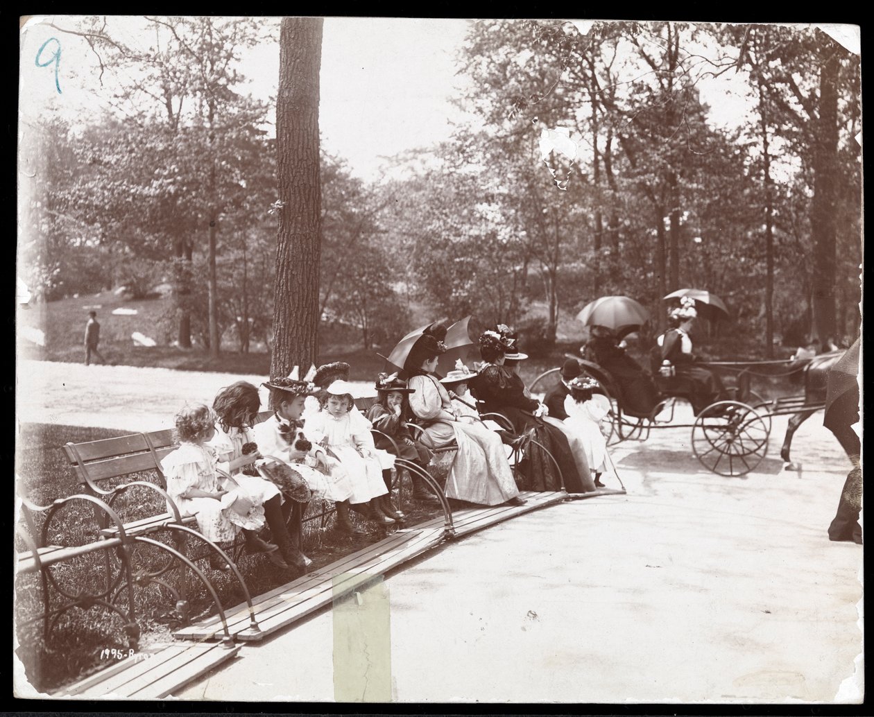 Vista di donne e bambini seduti su panchine a Central Park, New York, 1898 da Byron Company