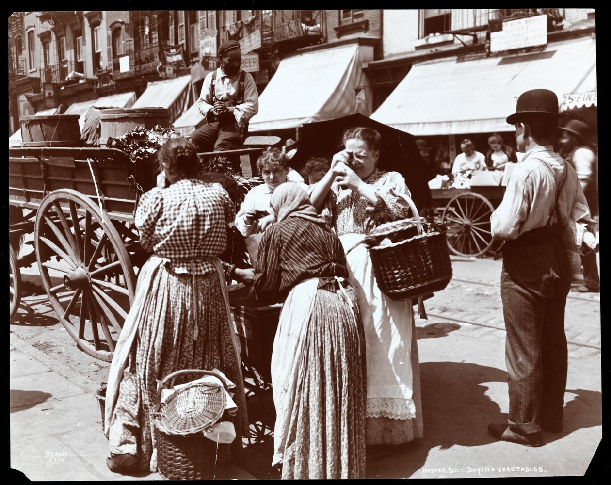Veduta di donne che comprano verdure e ispezionano uova da un venditore ambulante su Hester Street, New York, 1898 da Byron Company