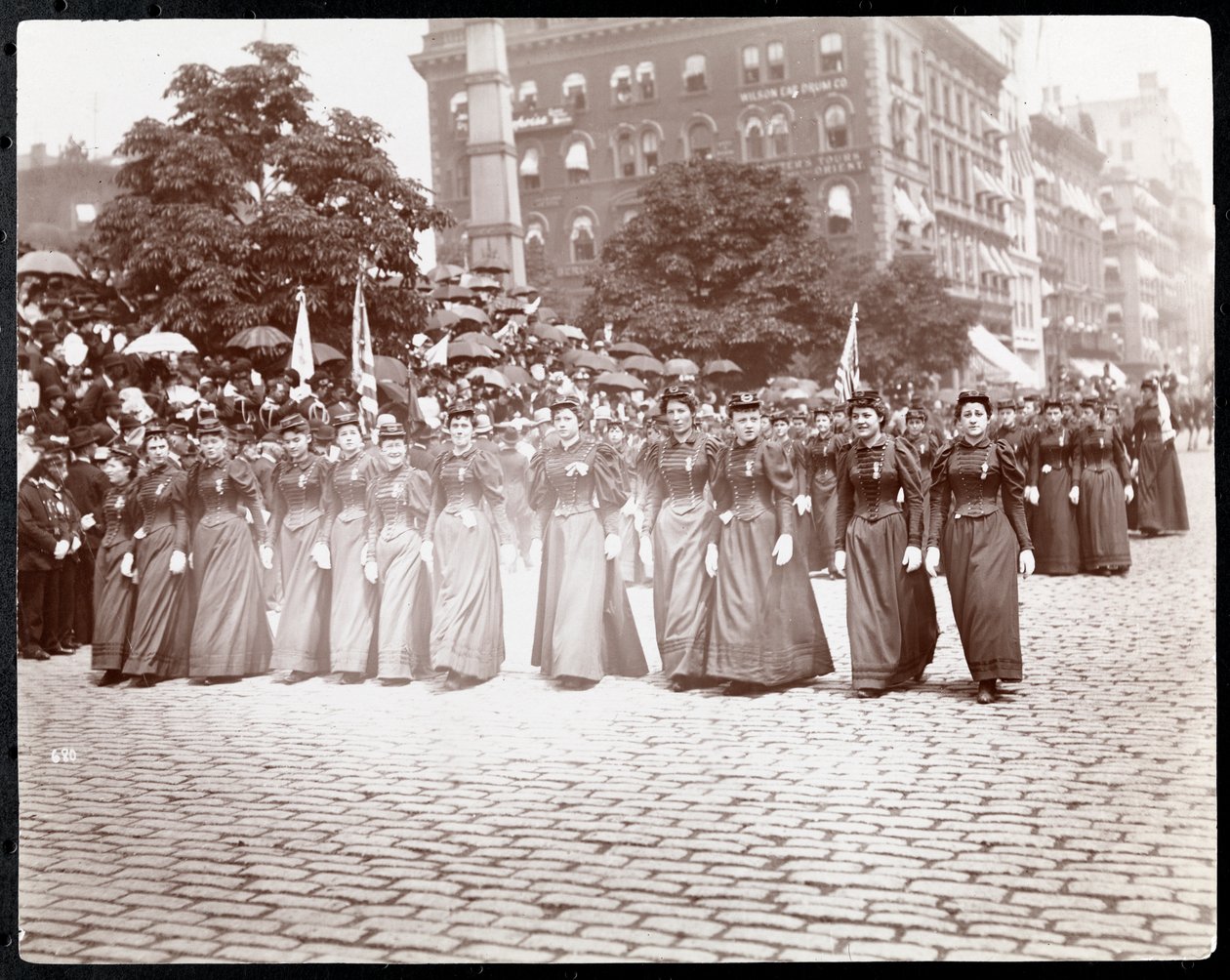 Vista di donne che marciano in una parata delle Figlie del Grand Army of the Republic, New York, maggio 1895 da Byron Company