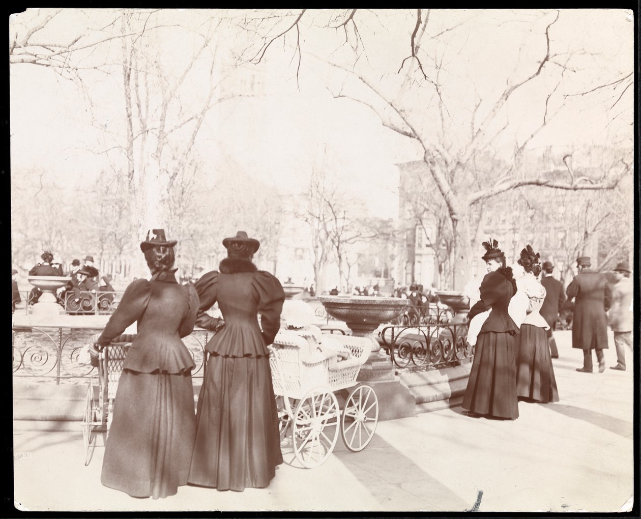 Vista di donne con carrozzine presso una fontana a Madison Square Park, New York, c.1905 da Byron Company