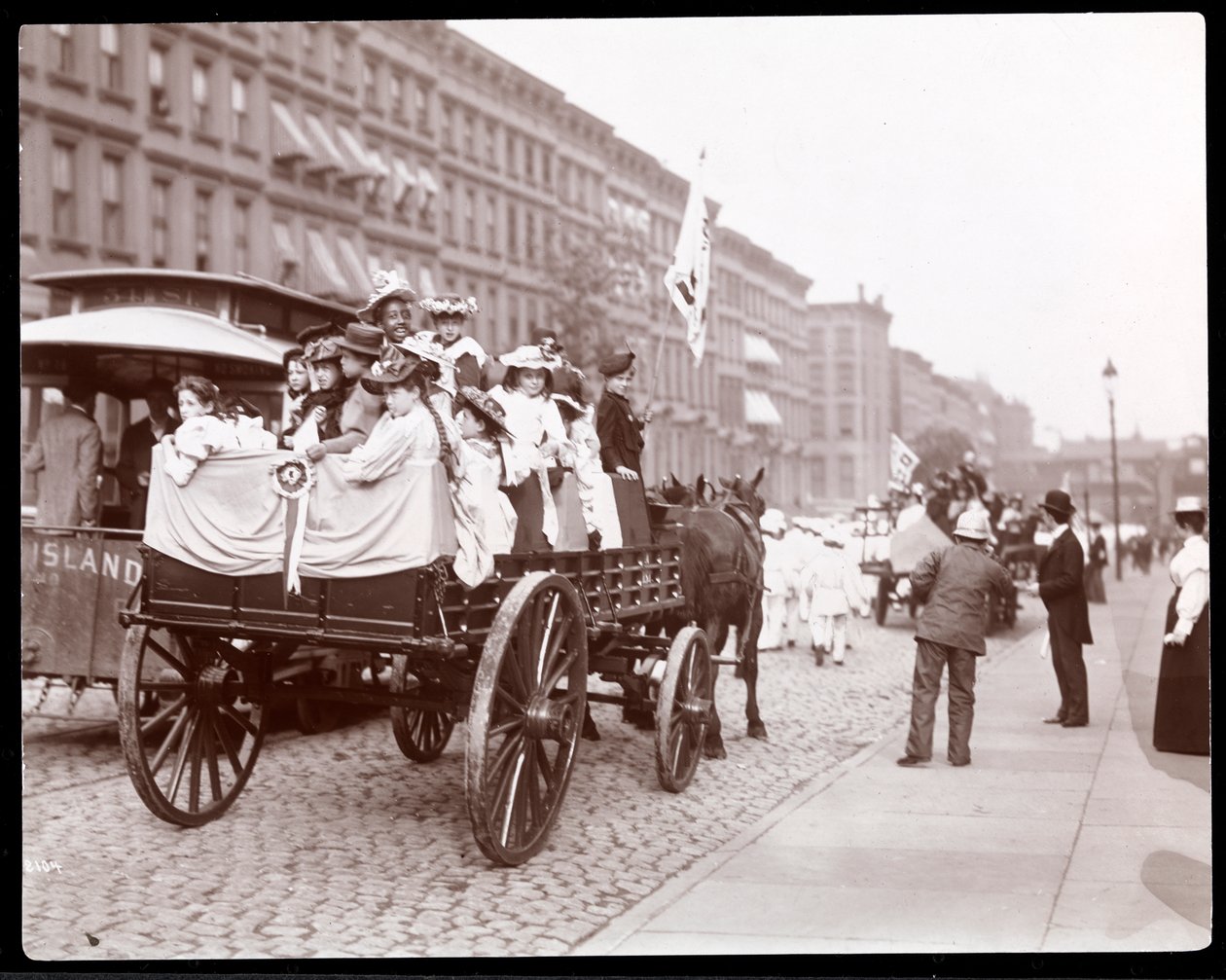 Veduta di giovani donne su un carro nella parata degli spazzini in 34th Street vicino a 4th Avenue, New York da Byron Company