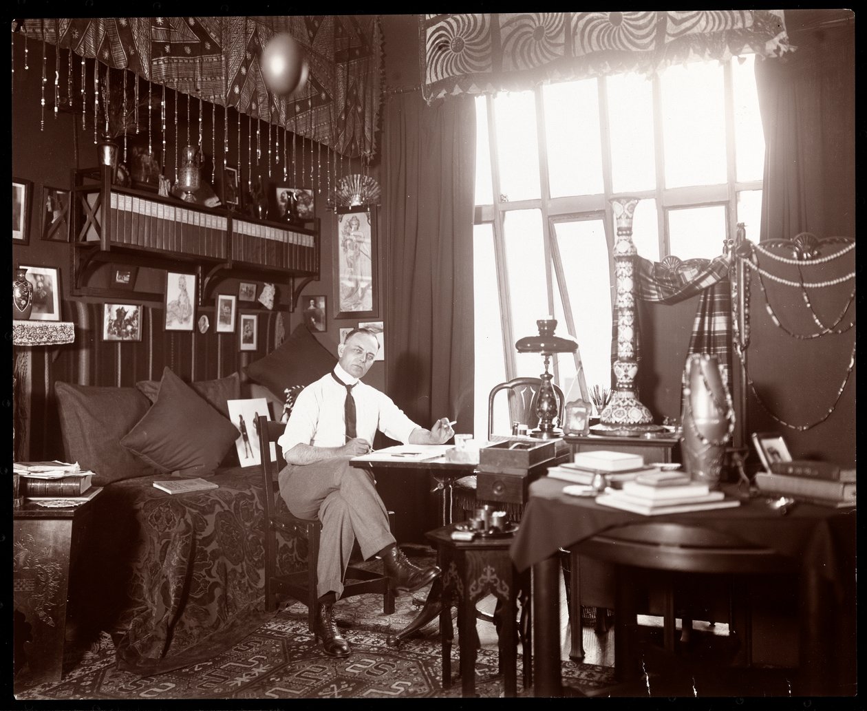 Will R. Barnes che disegna nel suo studio, c.1900 da Byron Company