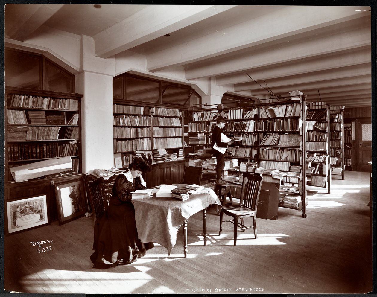 Donna e un giovane uomo in una biblioteca del Museo degli Apparecchi di Sicurezza dell