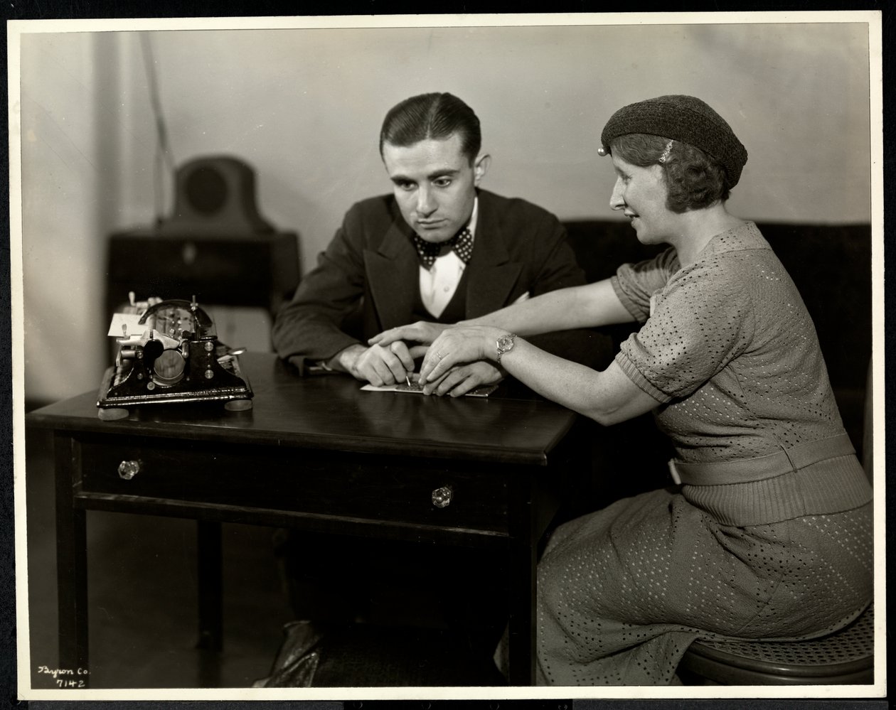 Donna che insegna a un uomo cieco a leggere il braille presso la New York Association for the Blind, 111 East 59th Street, New York, 1935 da Byron Company