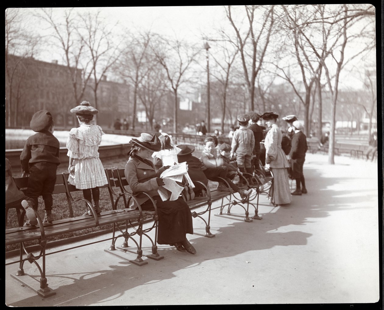 Donne e bambini sulle panchine del parco a Union Square, New York da Byron Company