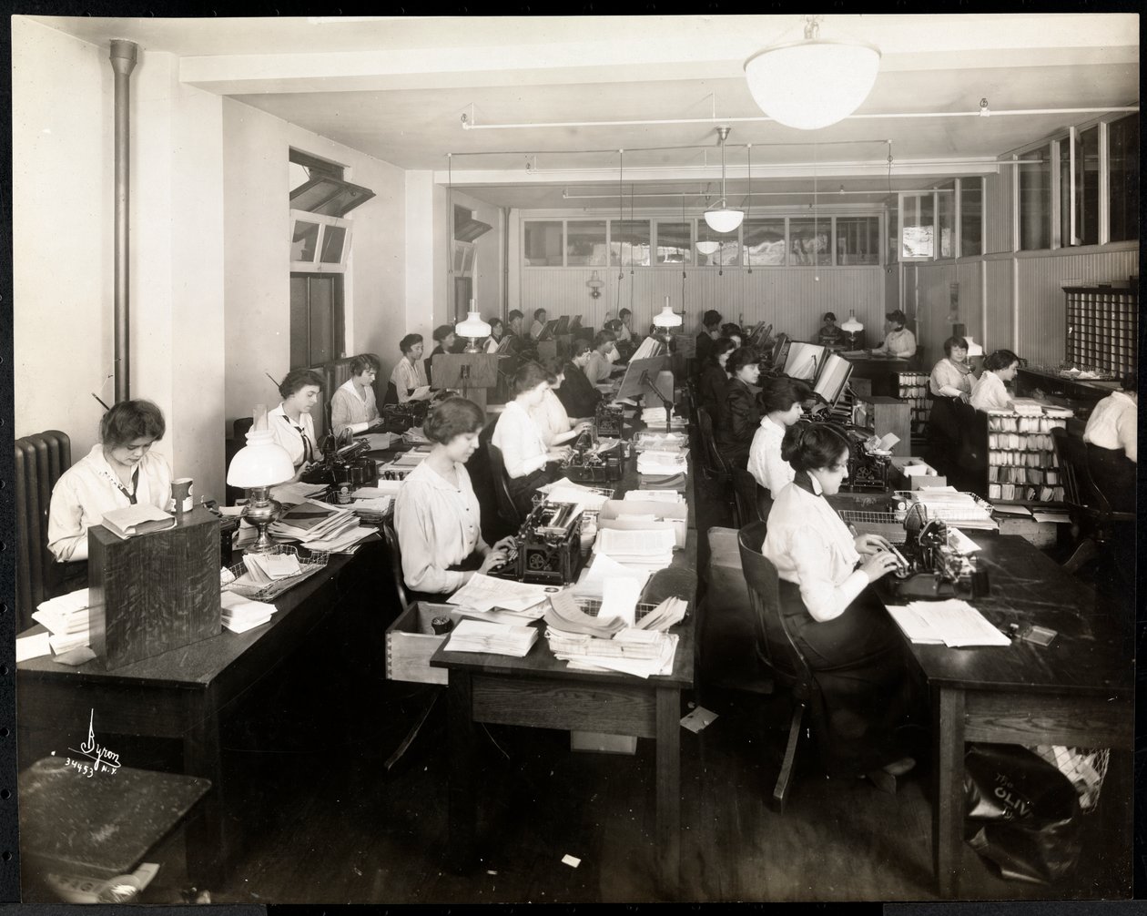 Donne che scrivono a macchina in un ufficio della Mantle Co. of America, New York, 1915 o 1916 da Byron Company