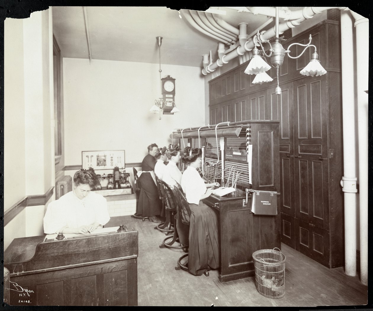 Donne che lavorano al centralino presso la Metropolitan Life Insurance Co. in 23rd Street e Madison Avenue, New York, 1907 da Byron Company