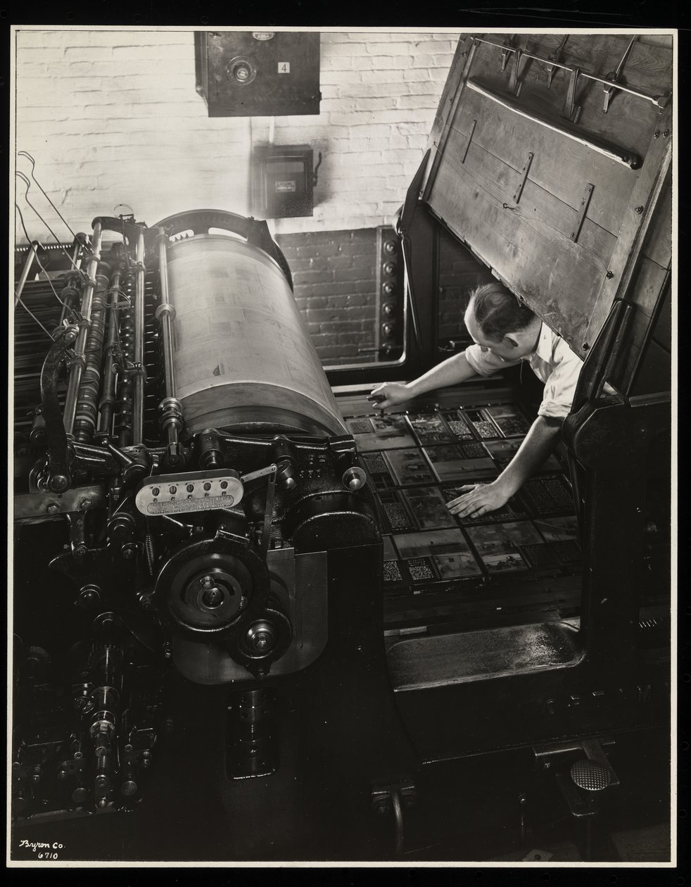 Lavorare a una pressa Meihle presso Unz und Co., 24 Beaver Street, New York, 1932 da Byron Company