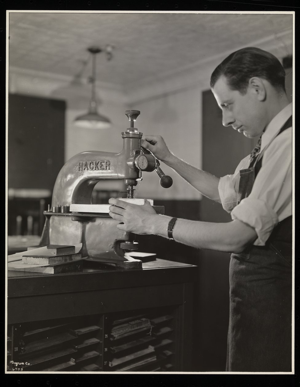 Lavorare sui caratteri tipografici presso Unz und Co., 24 Beaver Street, New York, 1932 da Byron Company