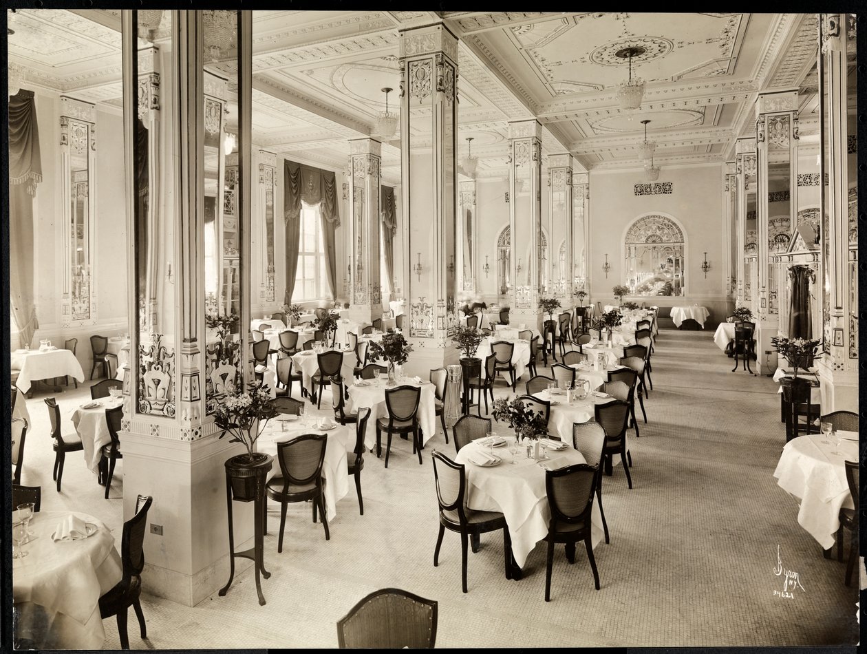 Una sala da pranzo al Robert Treat Hotel, Newark, New Jersey, 1916 da Byron Company