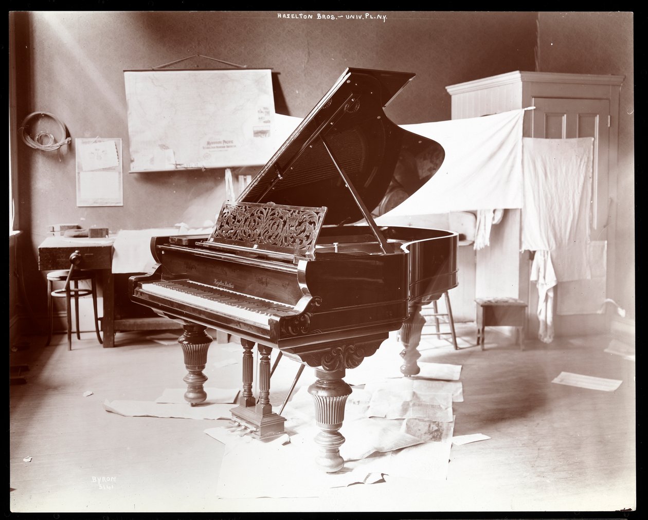 Un pianoforte della Hazelton Brothers Piano Co. su University Place, New York, 1898 da Byron Company