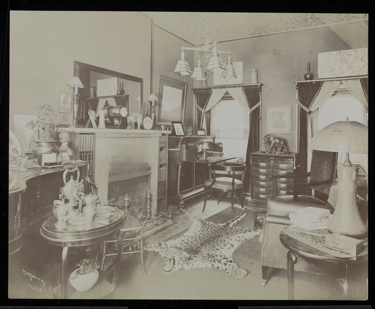Un salotto nella casa del drammaturgo Henry Martyn Blossom, al 23 East 30th Street, New York, 1908 da Byron Company