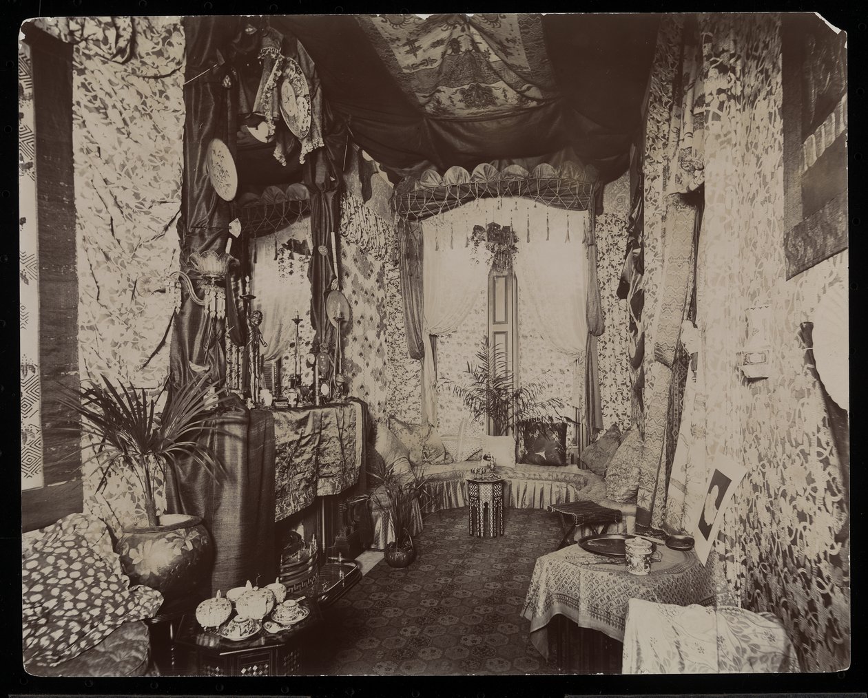 Un salotto ornato nella residenza Blakely Hall a 11 West 45th Street, New York da Byron Company
