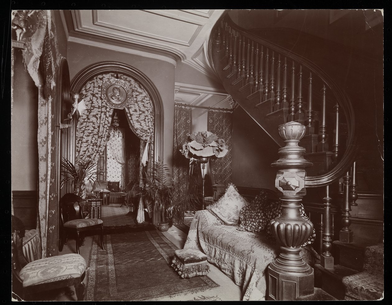 Un salotto ornato nella residenza Blakely Hall al 11 West 45th Street, New York, 1896-98 da Byron Company