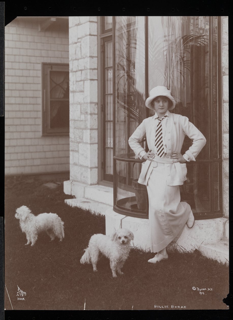 Billie Burke e due cani a Burkeleigh Crest, la sua casa a Hastingson, New York, 1912 da Byron Company