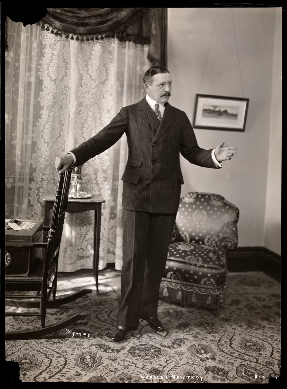 Charles Hawtrey nel suo appartamento a Holland House sulla Fifth Avenue, New York, 1901-2 da Byron Company