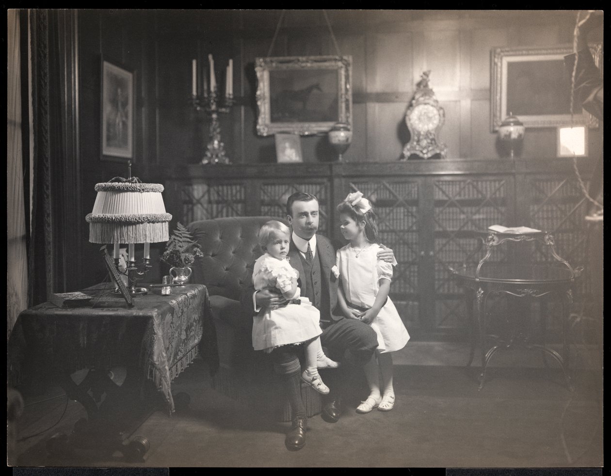 Clarence Mackay con i suoi figli nella biblioteca di Harbor Hill, a Roslyn, Long Island, c.1905 da Byron Company
