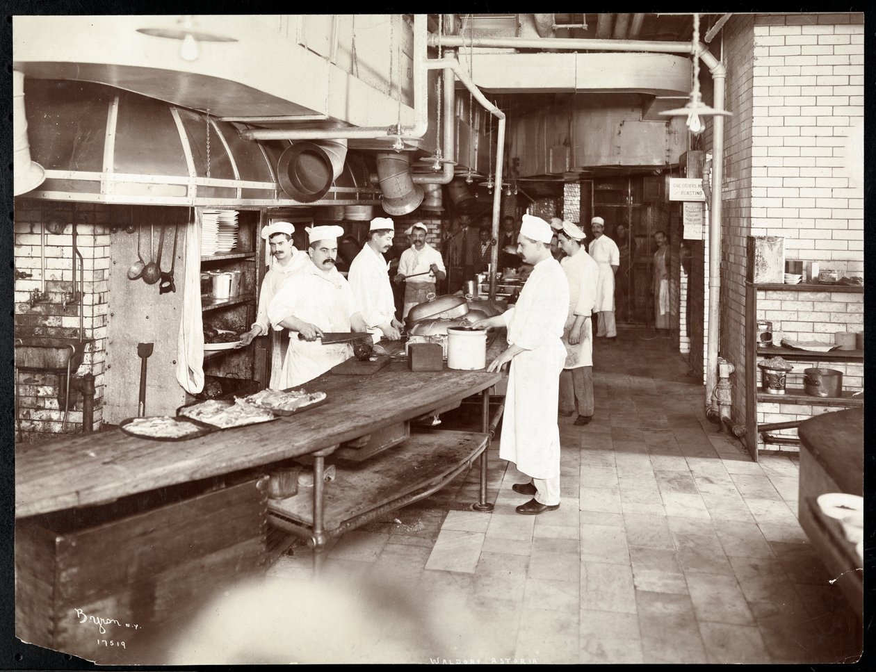 Cuochi che lavorano nella cucina del Waldorf Astoria Hotel alla 34th Street e 5th Avenue, New York, 1903 o 1904 da Byron Company