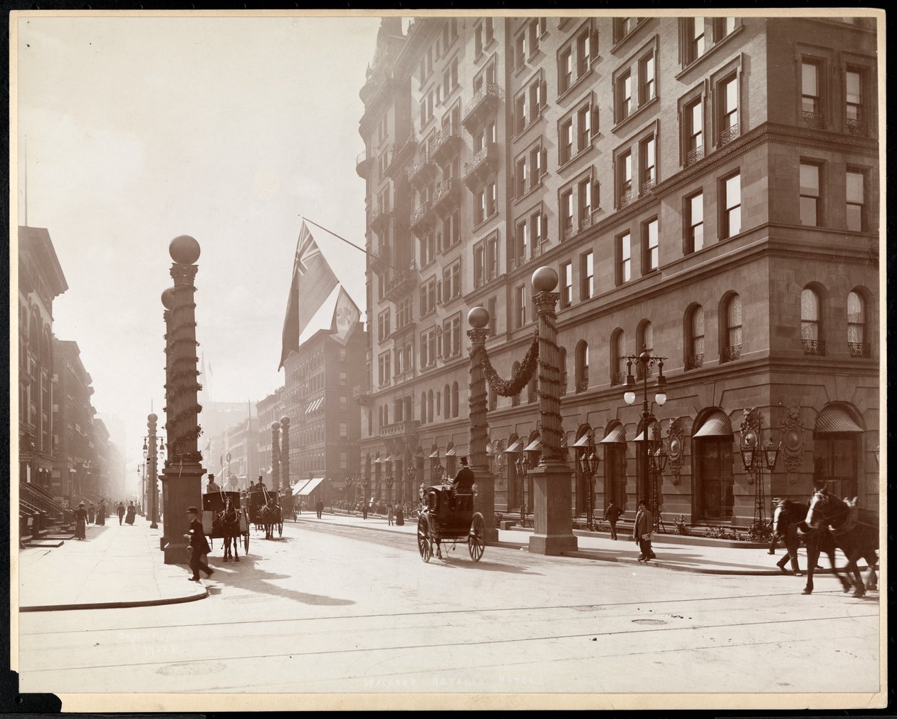 Decorazioni per la parata di Dewey al Waldorf Astoria Hotel, 33rd Street e 5th Avenue, New York, 1899 da Byron Company
