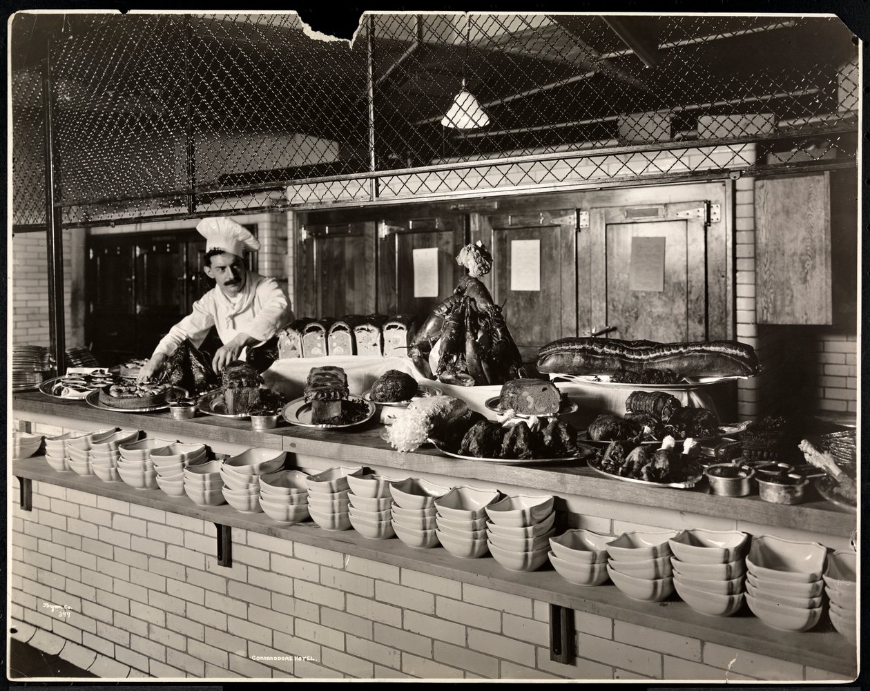 Esposizione di carne fredda nella cucina del Commodore Hotel, 1919 da Byron Company