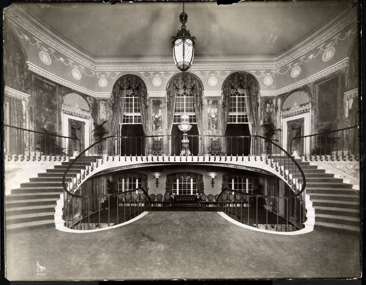 Doppia scala al Ritz-Carlton Hotel, 1913 da Byron Company