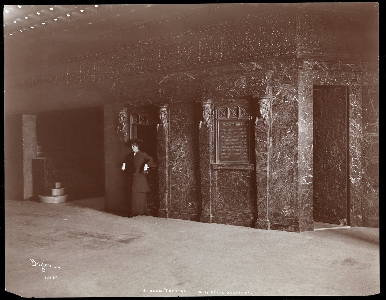 Ethel Barrymore nella hall del Teatro Hudson a New York, 1903 da Byron Company