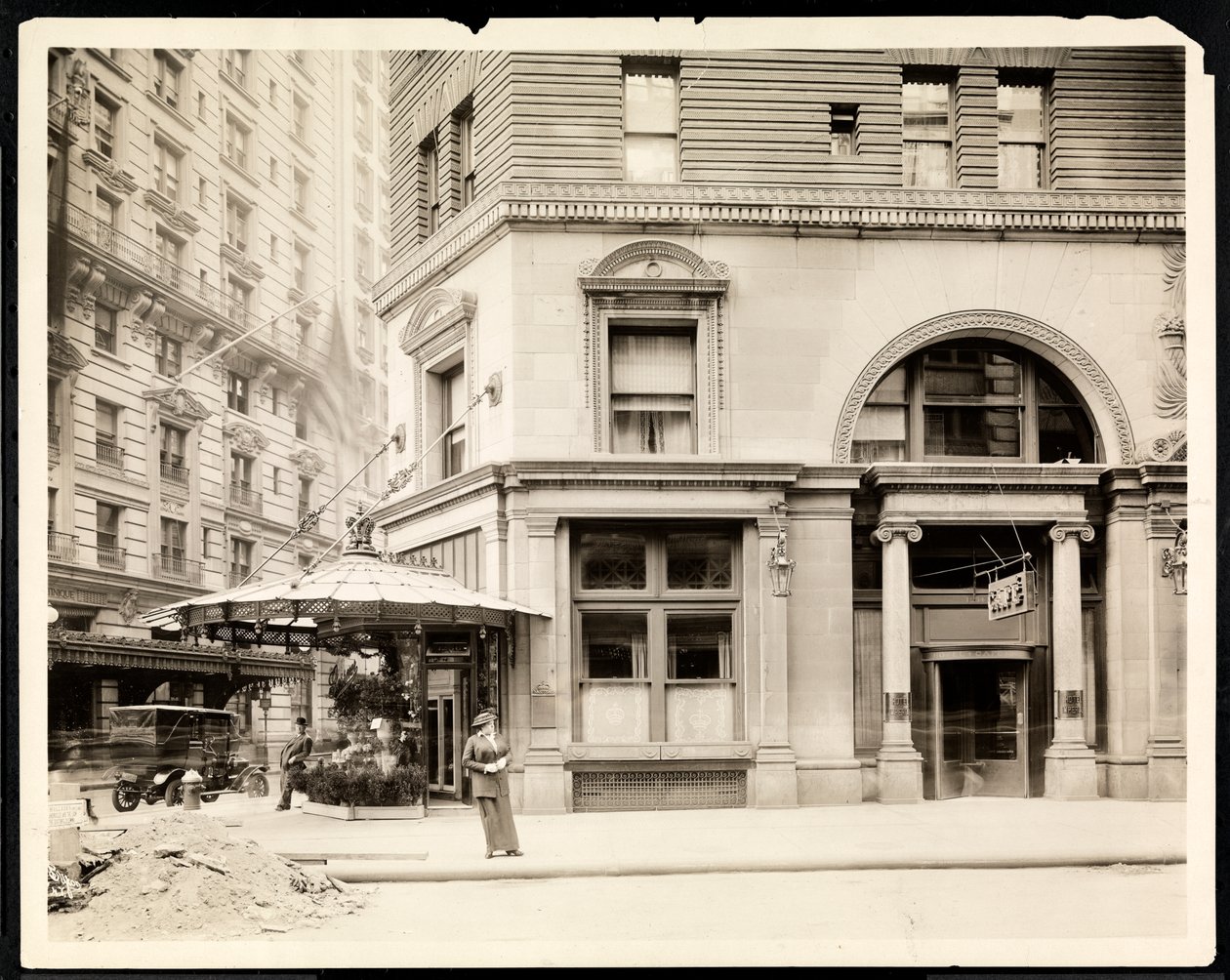 Stand di fiori e ingresso al Cafe Hotel Imperial a Broadway e 32nd Street, New York da Byron Company