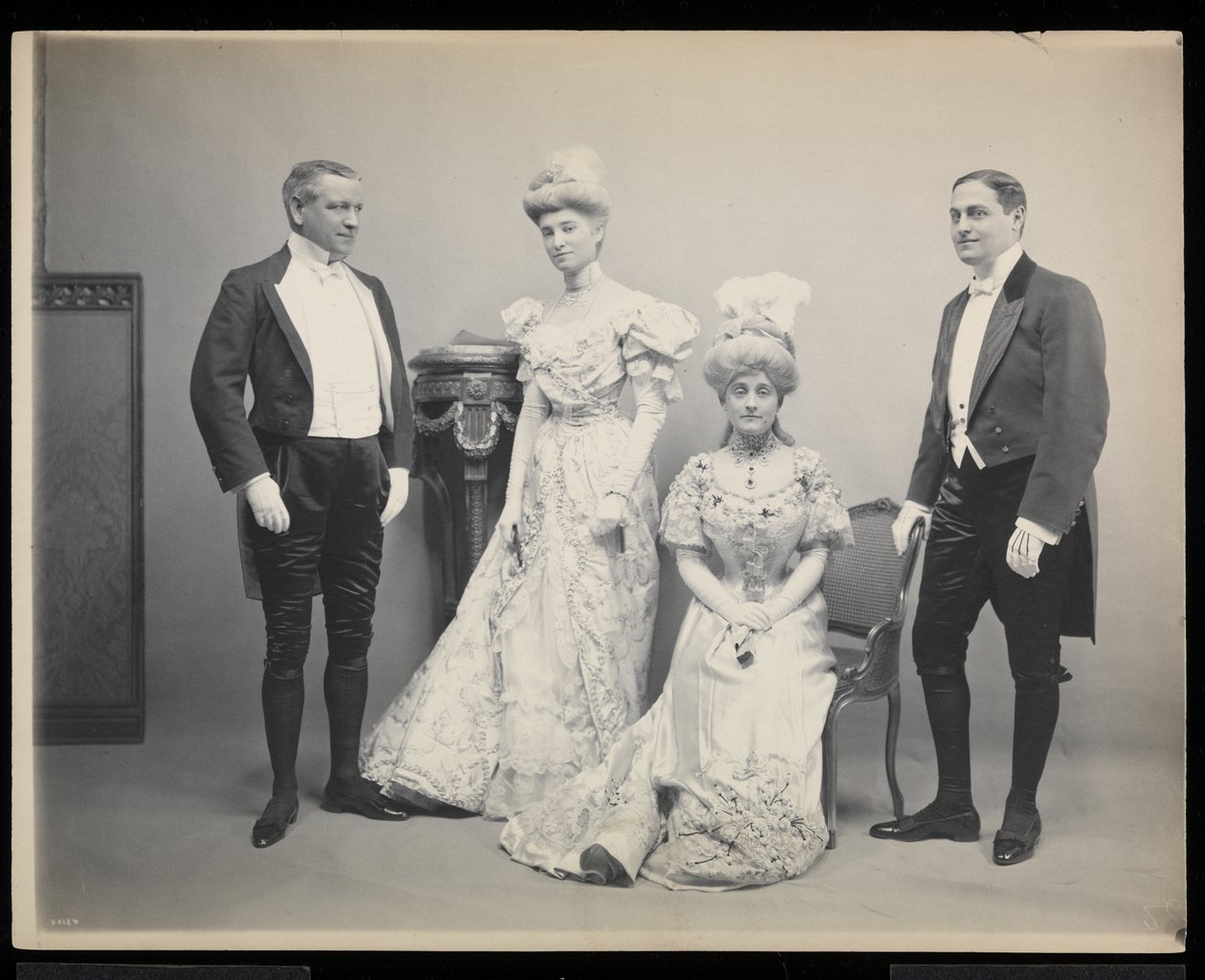 Ritratto di gruppo di Sydney Dillon Ripley con altri tre al ballo di James Hazen Hyde, New York, 31 gennaio 1905 da Byron Company