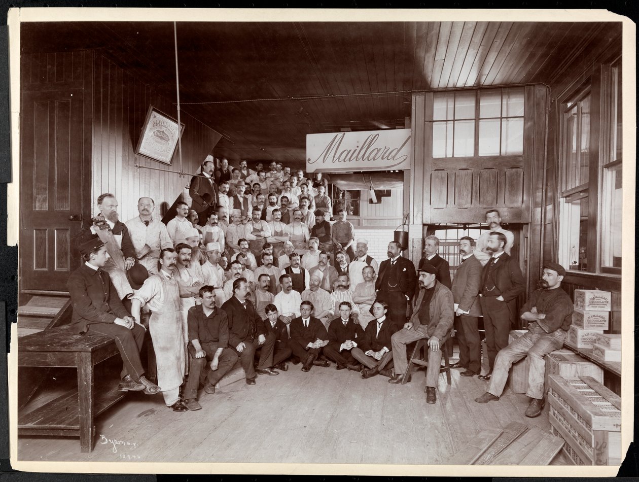 Ritratto di gruppo di dipendenti maschi, presumibilmente con il signor Maillard, presso i produttori di cioccolato Maillard, 116-118 West 25th Street, New York, 1902 da Byron Company