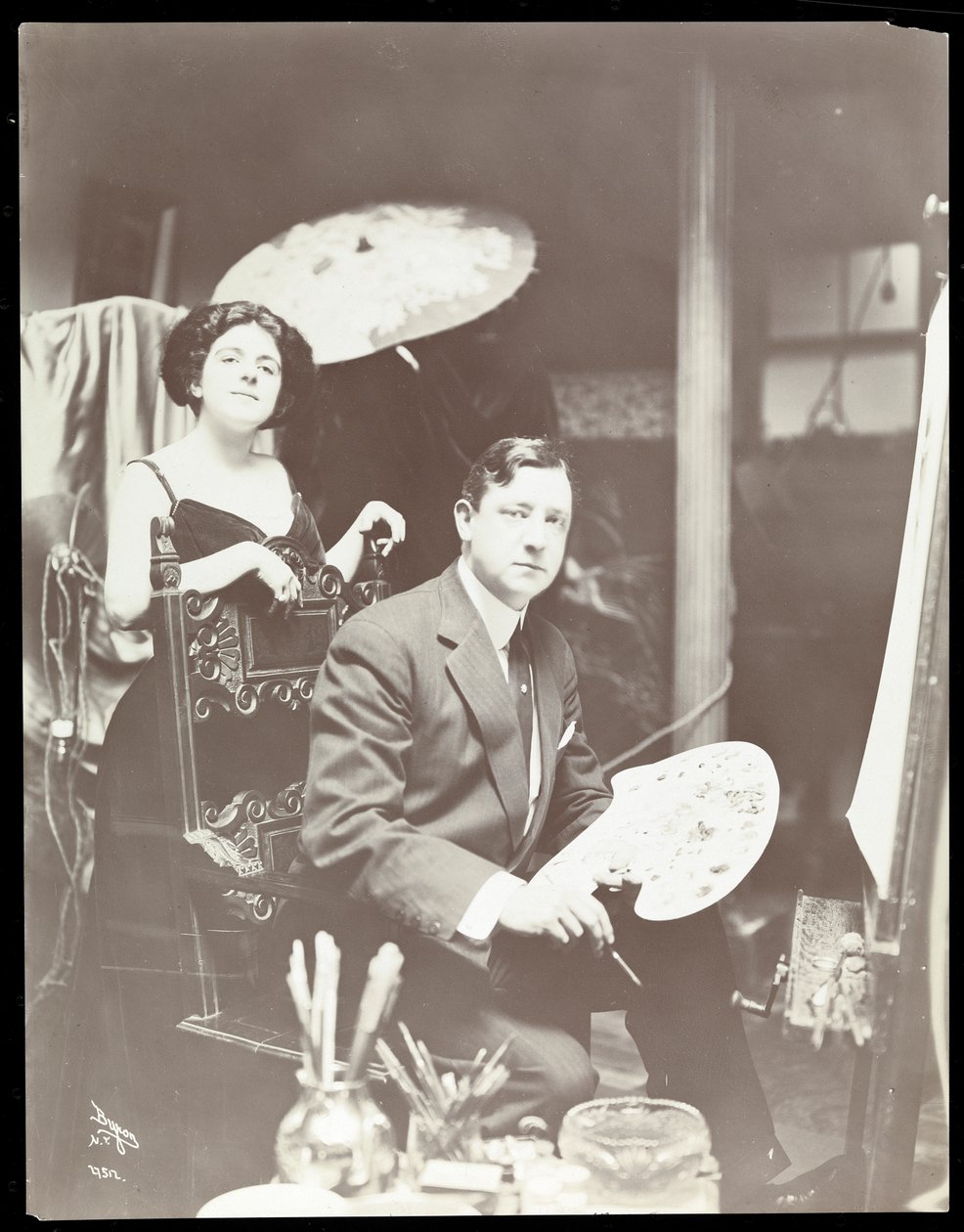 Harrison Fisher e modella, 1908-9 da Byron Company