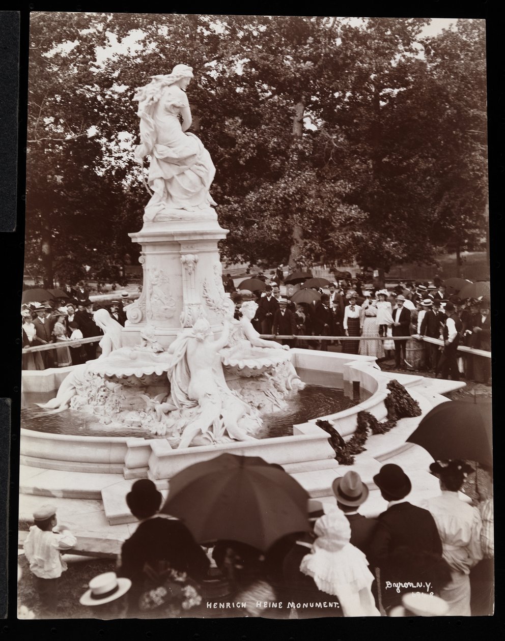 Monumento a Heinrich Heine (Fontana Lorelei) e la folla presente all