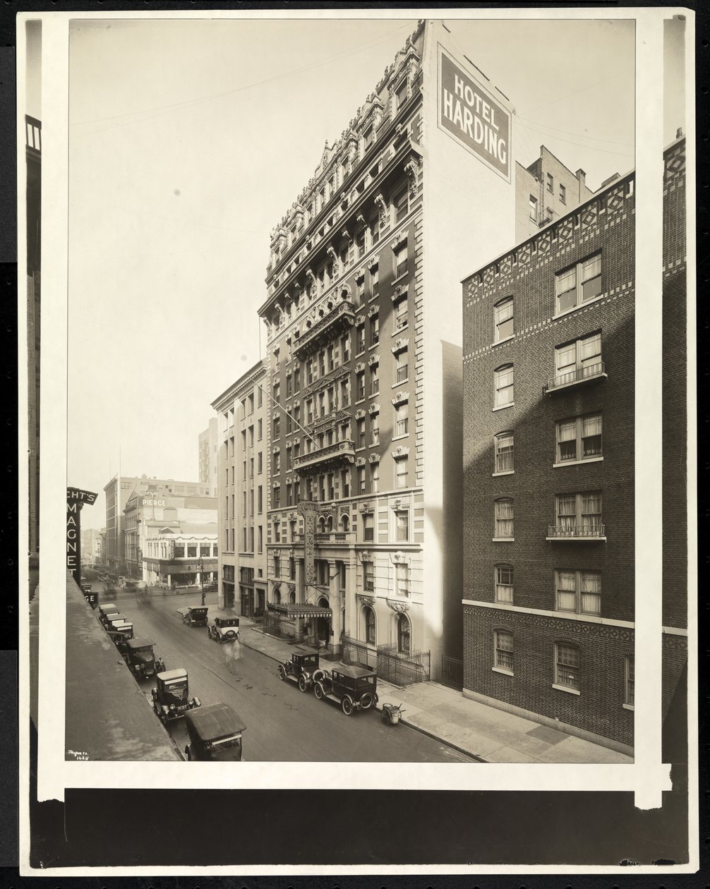 Hotel Harding alla 55th Street e Broadway, New York, 1921 da Byron Company