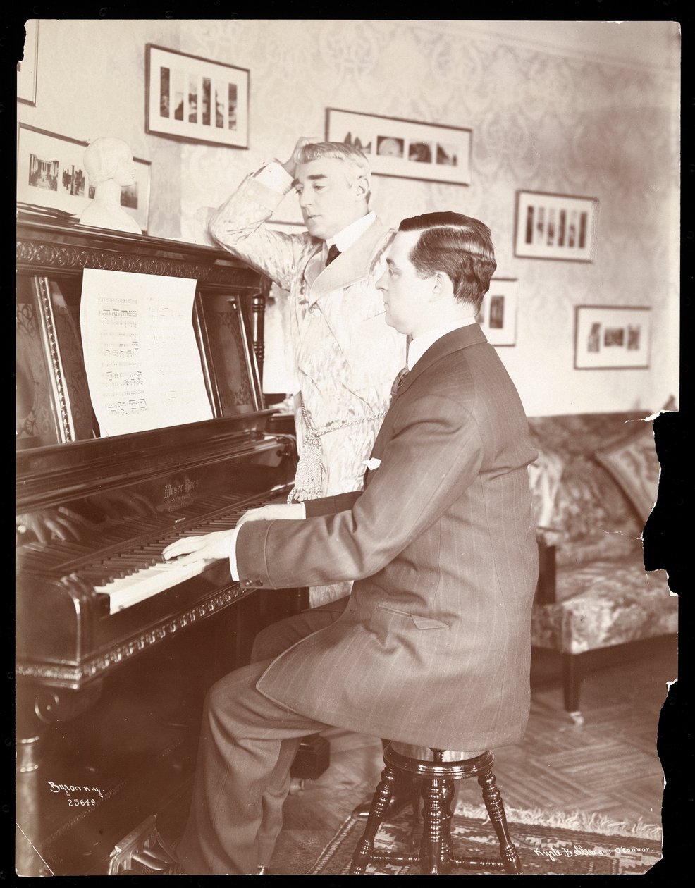 Kyrle Bellew e amico al pianoforte nella casa di Bellew, 1908 da Byron Company
